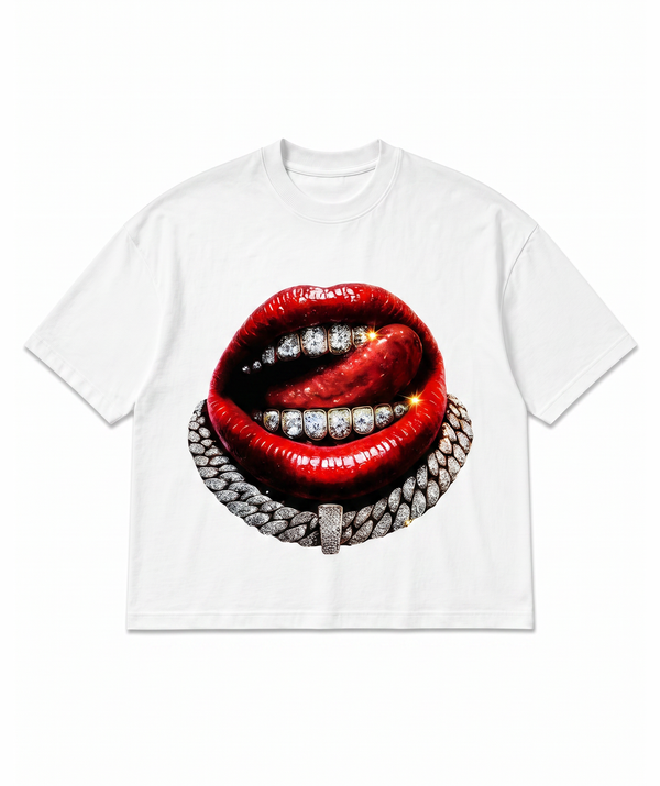 T-shirt oversize bianca con stampa labbra rosse, grillz di diamanti e catena cubana iced out - VogaStore